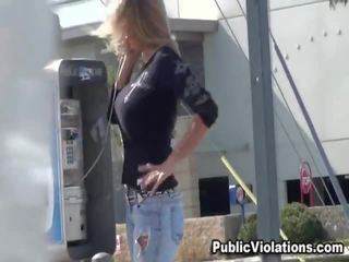 Gorda dama dentro azul vaqueros que habla sobre la calle llamada