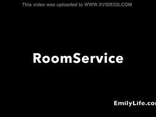 Nackt roomservice amateur milf und hausfrau nip blink