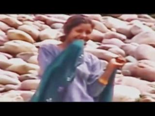 인도의 여자들 입욕 에 강 나체상 숨겨진 캠 보라