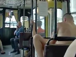 Extrémní veřejné pohlaví v a město autobus s vše the cestující sledování the pár souložit