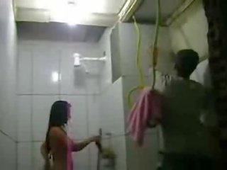 Mulher Tomando Banho Com Azulejista No Banheiro