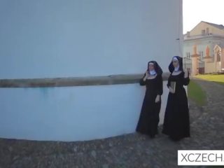 Galet bizzare porr med katolik nunnor och den gigantisk!