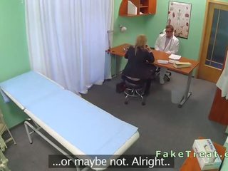 Blondýna saleswoman fucked v falošný nemocnica