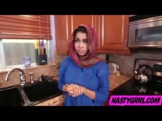 Hijabi gadis ada mempunyai kepada menghisap zakar/batang dan taat