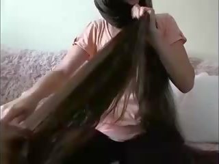 Σέξι μακρύς μαλλιά μελαχρινός/ή hairplay μαλλιά βούρτσα υγρός μαλλιά