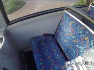 Chlupatý britský amatér ofina v veřejné autobus