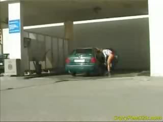 Gila kencing gadis di itu mobil mencuci