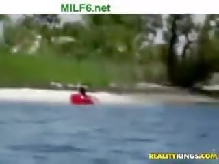 Milfhunter на негов лодка на а слънчево ден с а секси милф на bo