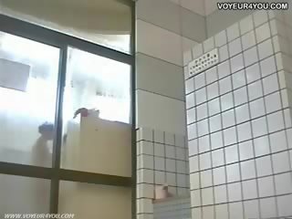Vrouw bad kamer verborgen camera