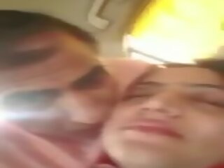 Pakistansk par romantikk og kyssing i bil