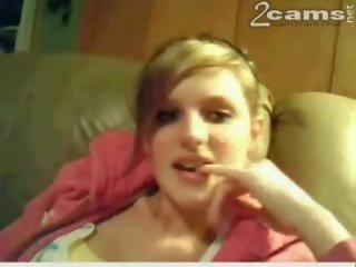 Remaja pada webcam fot yang pertama masa sedikit malu tetapi panas