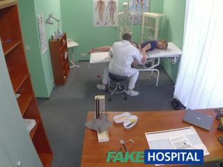 Fakehospital برئ شقراء يحصل على ال الأطباء تدليك الاباحية أشرطة الفيديو