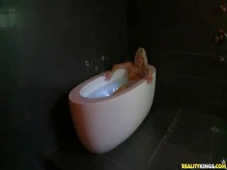 Viedos ng magkantot sa ang puwit habang sa ang bathtub