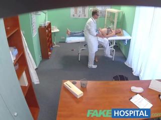 Fakehospital bác sĩ miệng xoa bóp cho gầy cô gái tóc vàng cô ấy đầu tiên cực khoái