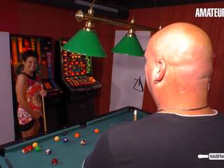 Ýigrenji old woman meggy çuň licked & fucked on the 8 ball basseýn table - başlangyç euro