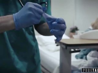 Tīrs tabu perv ārsts sniedz pusaudze pacients vagīna eksāmens