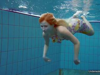 Ruse vajzë milana gjetur të saj natyror talent në the pishinë
