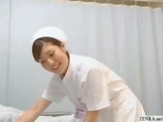 Jepang perawat gives caring digawe nggo tangan to lucky patient