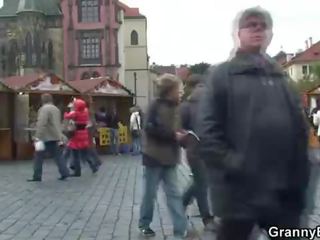 Starý babičky turistický jumps na jeho kohout