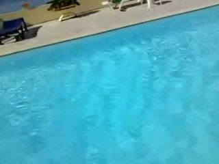 Publike masturbim dickflash në the pishinë
