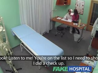 Fakehospital лекар decides секс е на най-добър лечение наличен