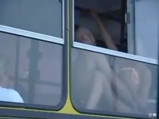 Publisks indecency par the autobuss šī uzbudinātas pāris doesnt dot a sūdi (amateur pieauguša māte māte mammīte vecmāmiņa ārā spermas izšāviens madmaxxx )