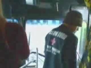 Seksi murid memasukkan dalam salah bas video
