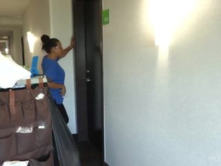 ห้อง บริการ! empleada es seducida por huésped mientras limpiaba el cuarto