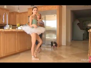 Claire shes egy balerina és brought neki balett