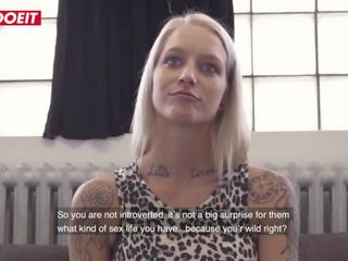 Letsdoeit - français tatoué chaud blondie ramonée dur sur la coulage canapé