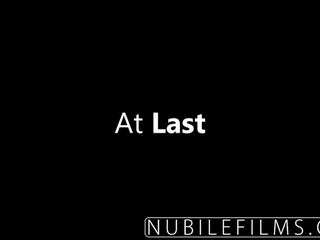 Nubilefilms - φαλακρός στενός/ή μουνί παίρνει σφυροκόπησε με σκληρά καβλί