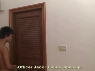 Politie officier zoog door aziatisch jonge homo