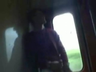Приятелка смуча тя момче на а влак