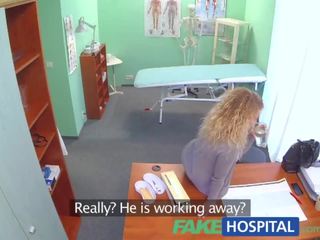 Fakehospital троен празнене от лекар когато негов любовница посещения негов офис