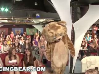 Танцуване мечоци - див парти момичета смуча край голям чеп мъжки за отстраняване на бои!