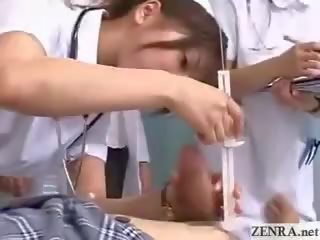 Milf jepang dokter menginstruksikan perawat di layak memainkan kontol dengan tangan