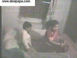 Indické pár tajne natočený v ich spálňa prehĺtaní a majúce porno každý ďalšie