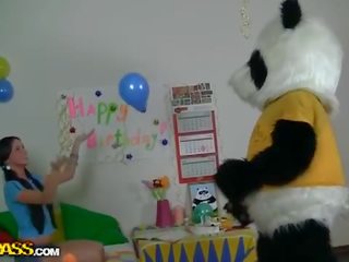 Брюнетка тийн сладурче прецака с колан с пенис panda