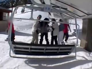 Seksi rambut coklat kacau keras setelah snowboarding