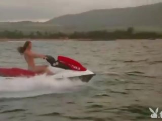 坏蛋 辣妹 在 袒胸 learned jetski