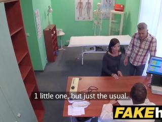 Väärennös sairaalan tšekki lääkäri cums yli kimainen huijaaminen wifes tiukka pillua
