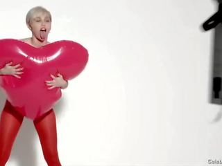 Miley cyrus elülső meztelen és csintalan videó