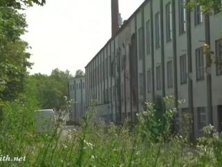 Jeny smed utan trosor i abandoned factory. verklig erotiska advanture