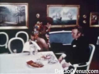 Staromodno porno 1960-ih - poraščeni zreli rjavolaska - miza za tri