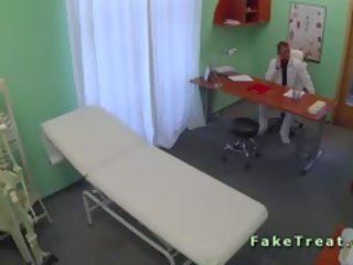 Sexy patient baisée en attente salle en faux hôpital