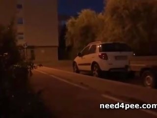 Verrückt pinkeln auf die straße mit amateur babes