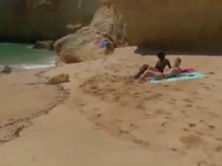 Чукане две секси chisk на на плаж между различни раси майната.