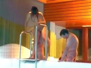 Dos cachonda señoras desde alemania consiguiendo follada en la spa: retro aficionado porno