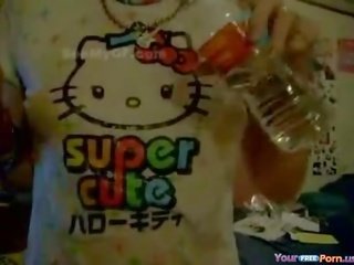 Σέξι ιαπωνικό κορίτσι με υγρός χαίρετε γατούλα κοντομάνικη μπλούζα