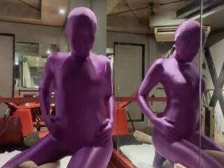 เมียน้อย ใน สีม่วง zentai จะช่วยให้ เขา handhob ไปยัง สำเร็จความใคร่ โป๊ วีดีโอ